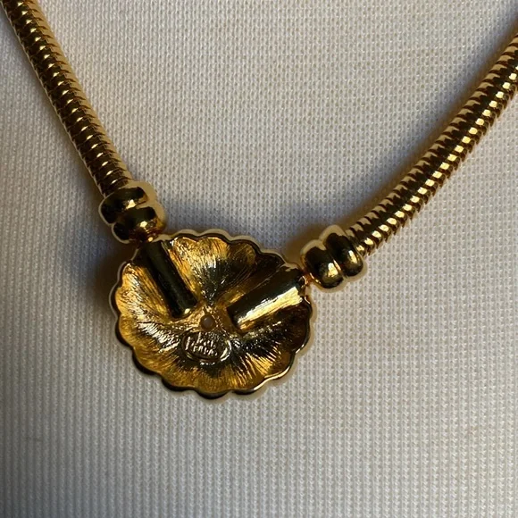 JOAN RIVERS Vintage Goldtone Oval Focal Point Necklace - Picture 5 of 6